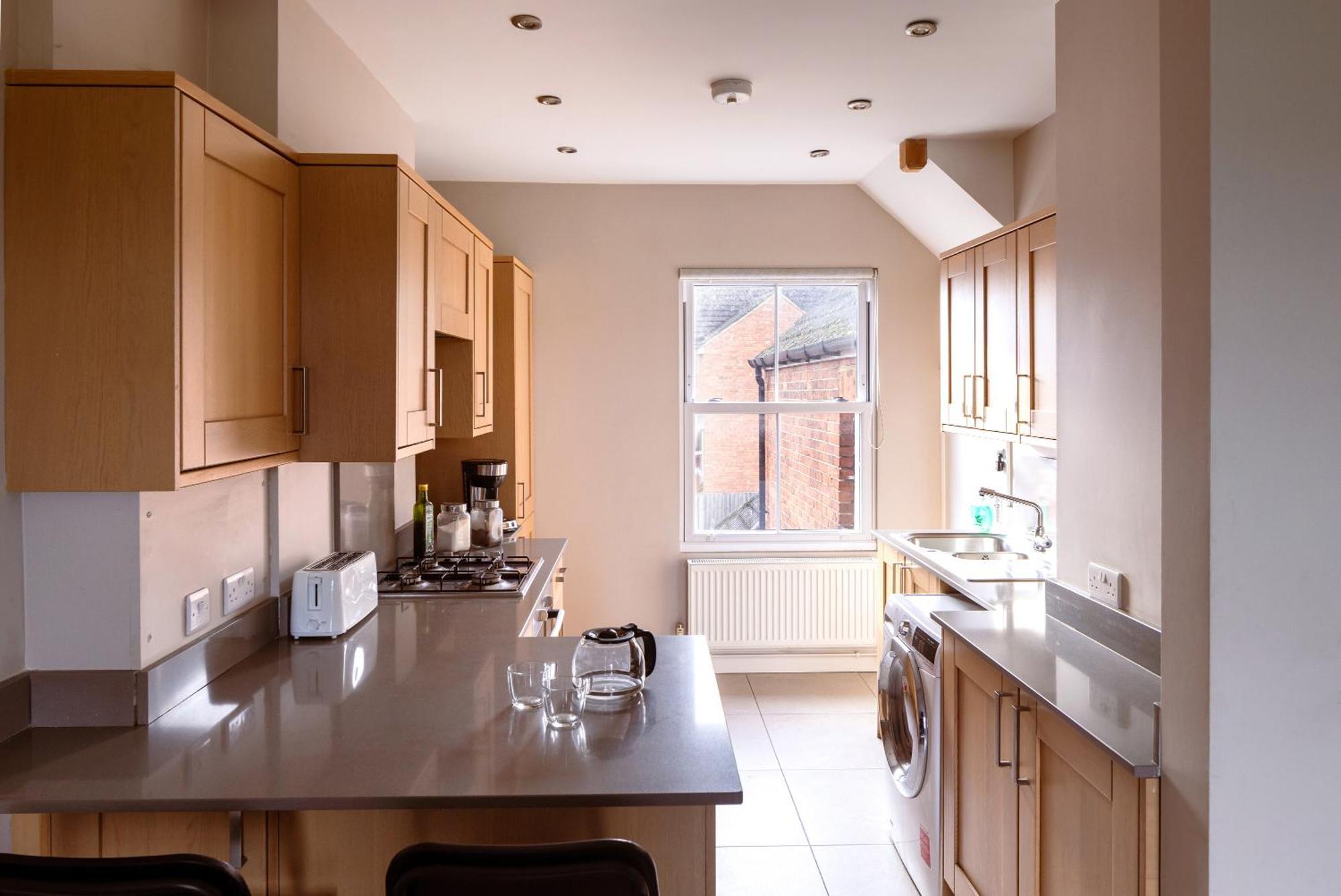 Family Home In Central Guildford With Parking Ngoại thất bức ảnh
