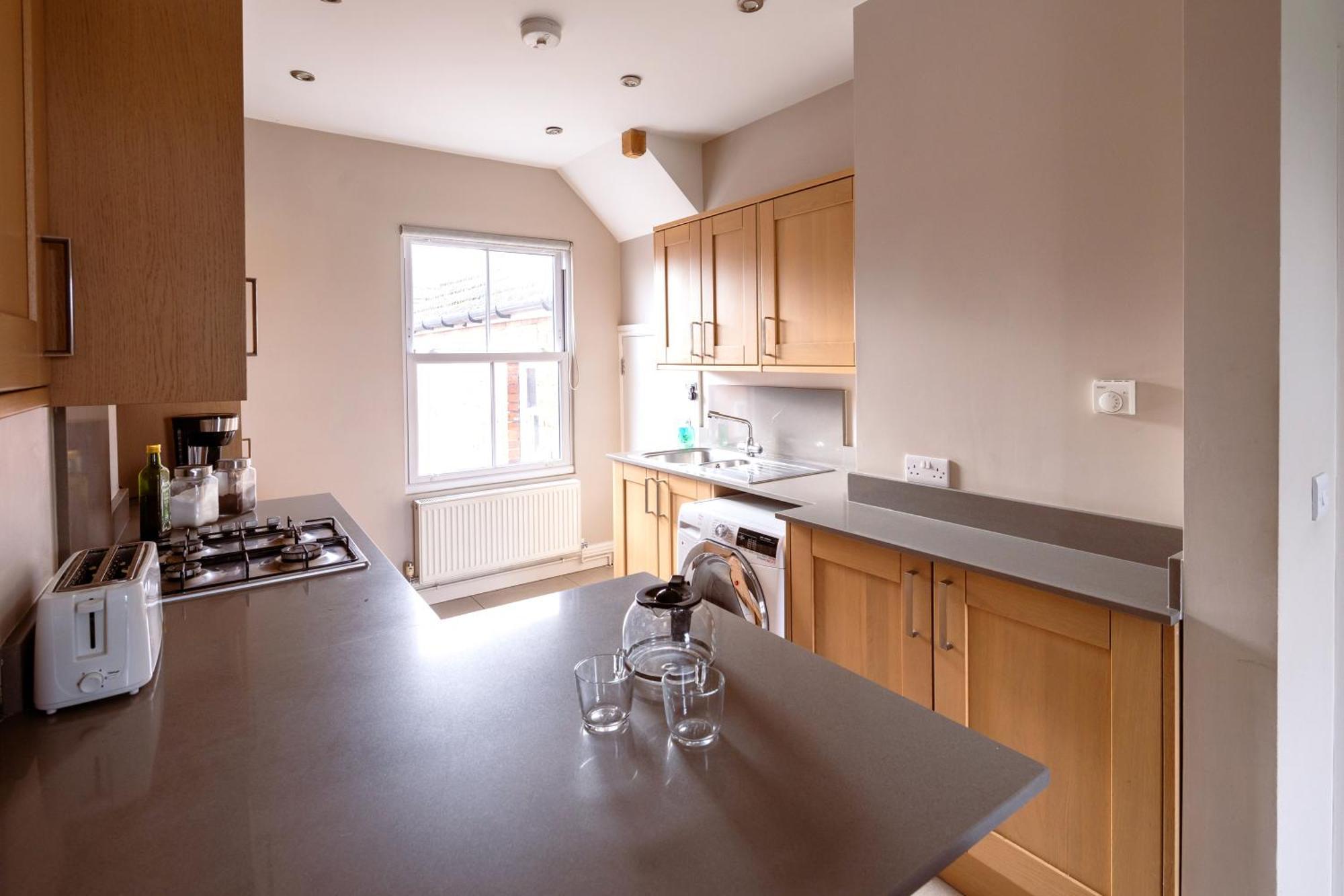 Family Home In Central Guildford With Parking Ngoại thất bức ảnh