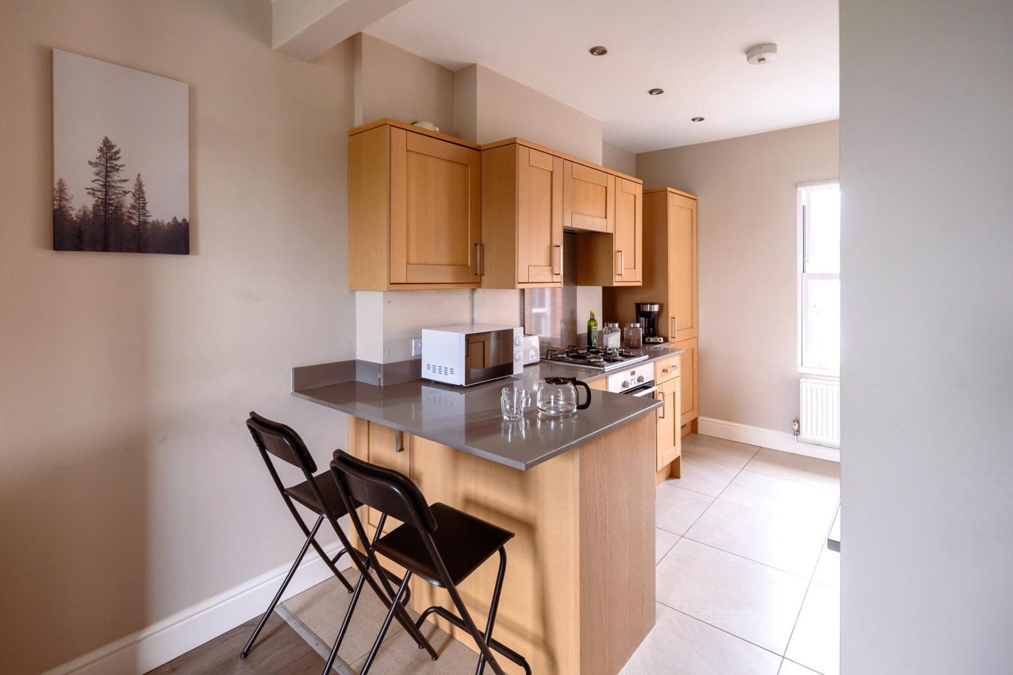 Family Home In Central Guildford With Parking Ngoại thất bức ảnh